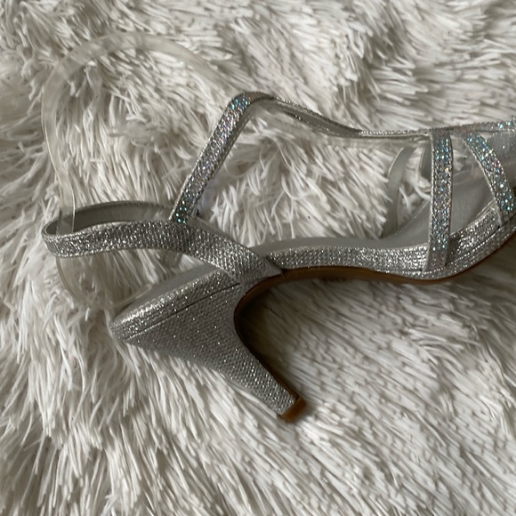 New women’s Sz 8.5 glittered embellished formal festive silver straps sandals - Picture 8 of 11